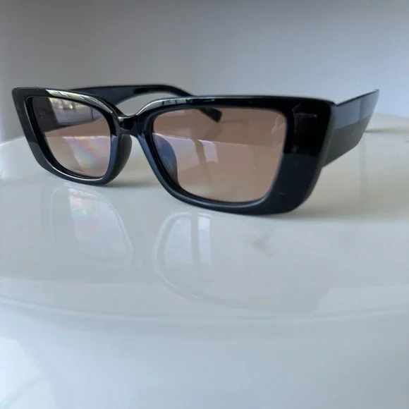 New never worn sunglasses - Picture 2 of 4